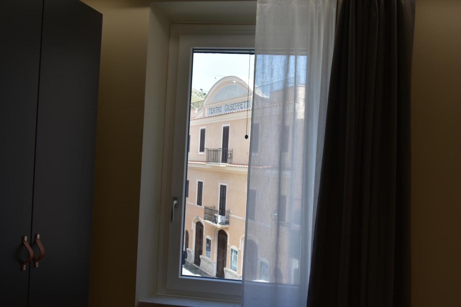 Mom Apartment Rooms&Suites Тиволи Экстерьер фото